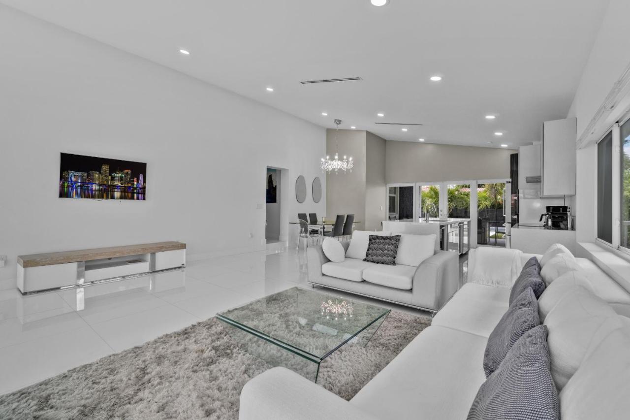 شقة Luxury House 4 Beds Heated Pool W Jaccuzzi North Bay Village المظهر الخارجي الصورة