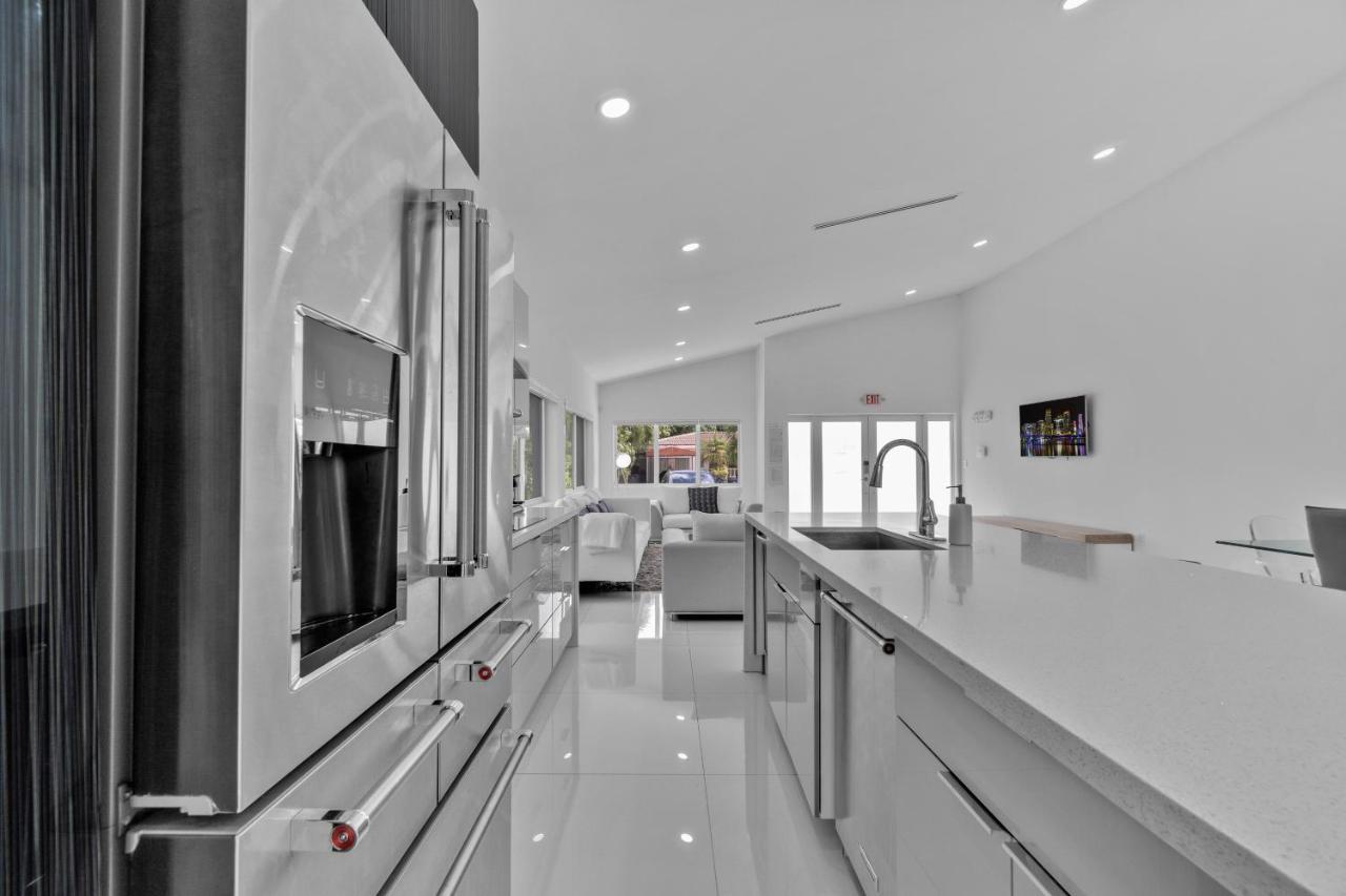 شقة Luxury House 4 Beds Heated Pool W Jaccuzzi North Bay Village المظهر الخارجي الصورة