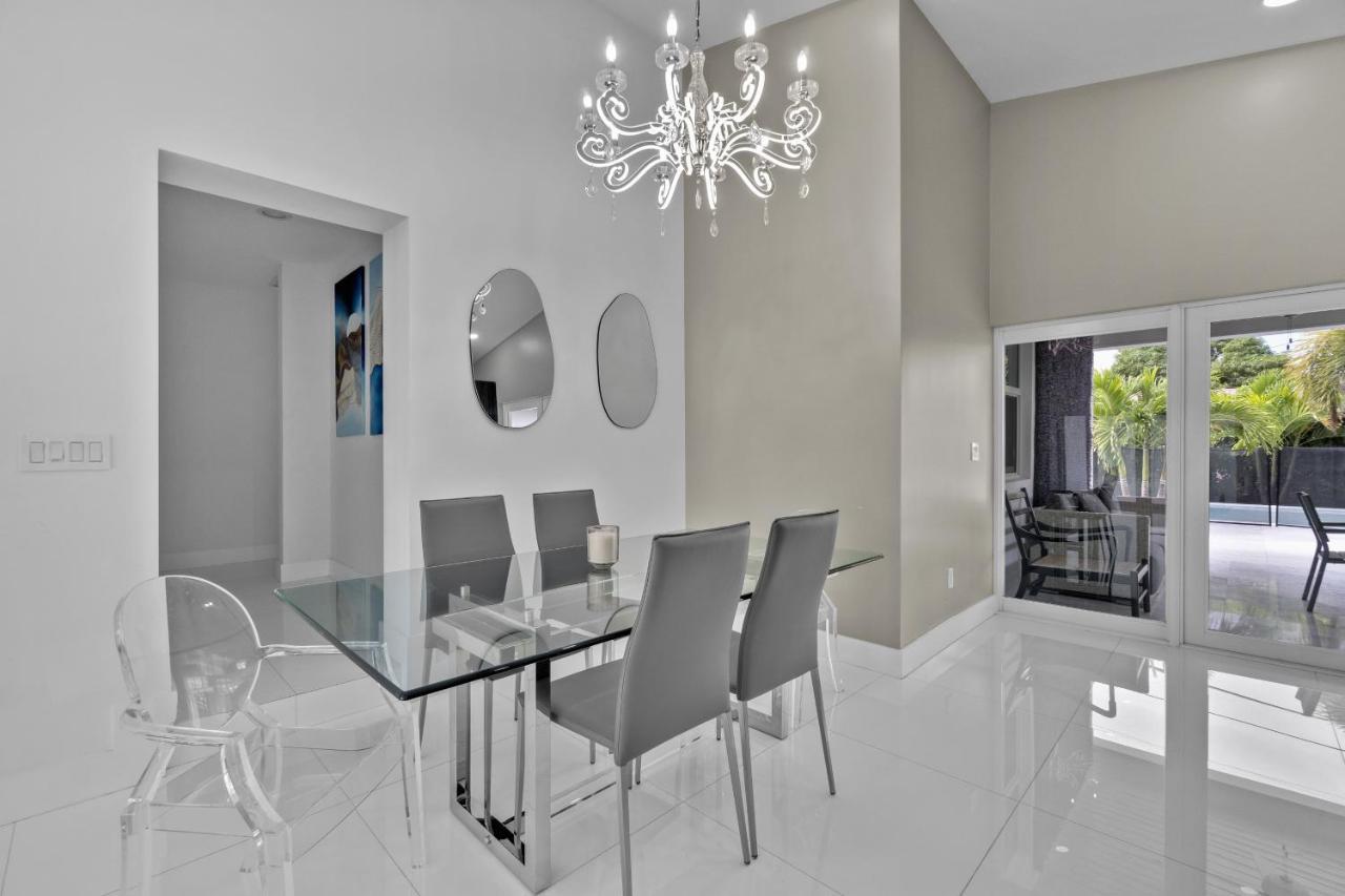شقة Luxury House 4 Beds Heated Pool W Jaccuzzi North Bay Village المظهر الخارجي الصورة