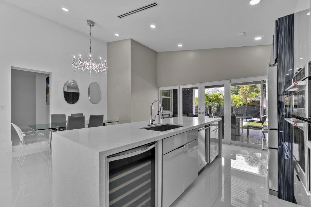 شقة Luxury House 4 Beds Heated Pool W Jaccuzzi North Bay Village المظهر الخارجي الصورة